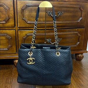 CHANAL Calfskin Chevron Quilted Shopping Tote Black-EUC